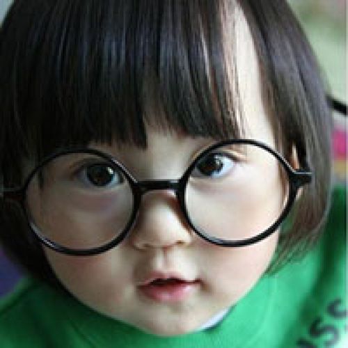 戴眼镜的小女孩头像高清(小孩子头像戴眼镜)