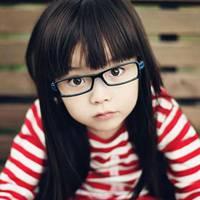 戴眼镜的小女孩头像高清(小孩子头像戴眼镜)