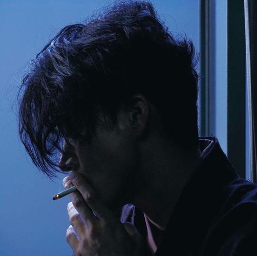 男性吸烟头像(男人吸烟的头像图片)