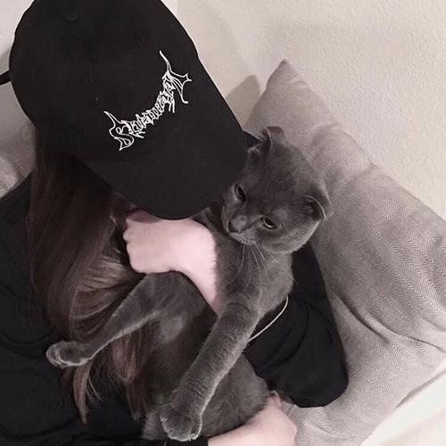 抱着猫的黑色系头像女(抱着猫的女生头像真人高级感)