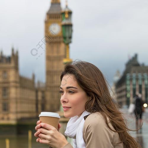 女生喝咖啡侧面头像图片(40-50岁女人头像)