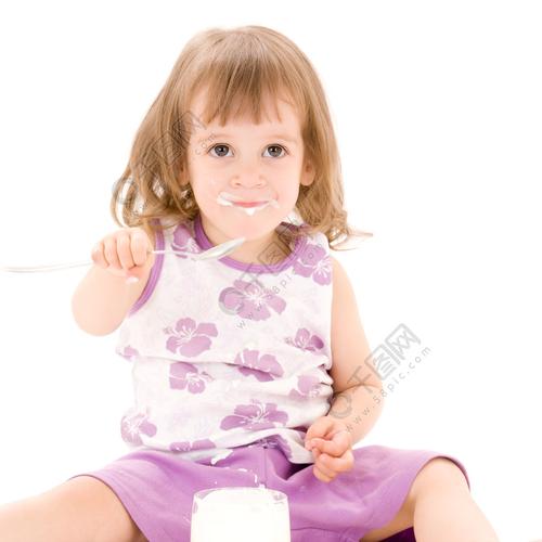 小女孩喝酸奶可爱头像(小女孩喝奶超萌真人头像)
