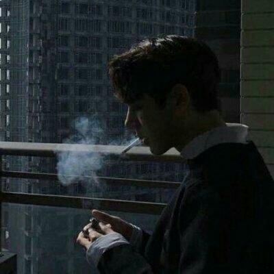 男人侧面抽烟的微信头像(有品位男人微信头像抽烟)