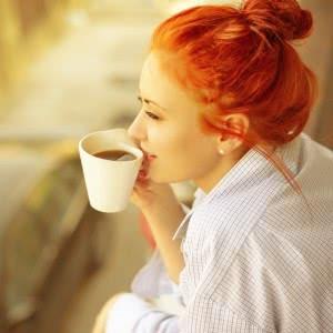 女生喝咖啡头像照片(喝饮料的头像女)