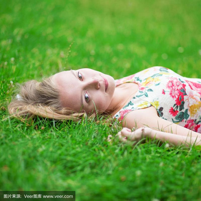 女生躺在草坪上的头像(头像女坐在草坪上)