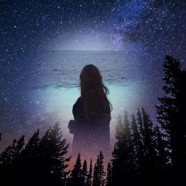 女生在黑夜里望天空头像
