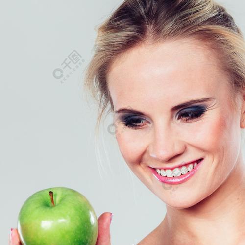 手拿水果的女生头像高清(绿色拿苹果的头像女生)