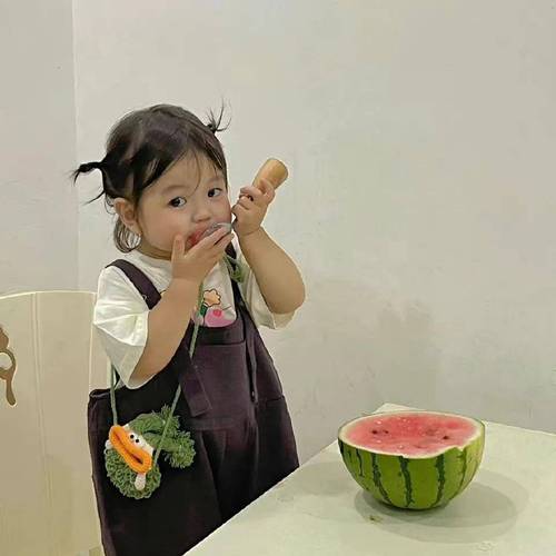 情侣头像一个吃西瓜的小女孩(吃西瓜的情侣头像一对小孩真人)