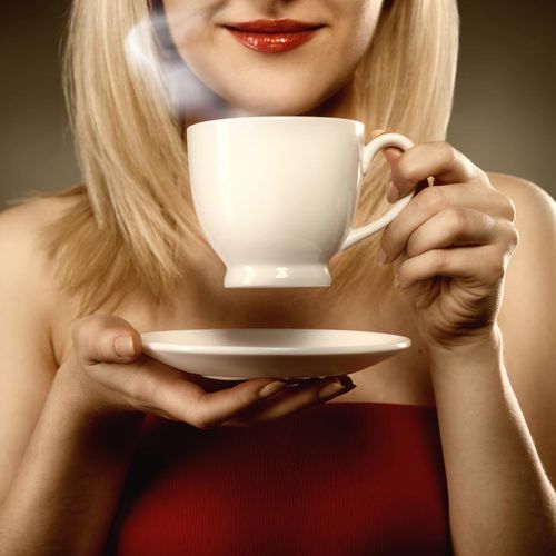 女生喝咖啡头像照片(喝饮料的头像女)