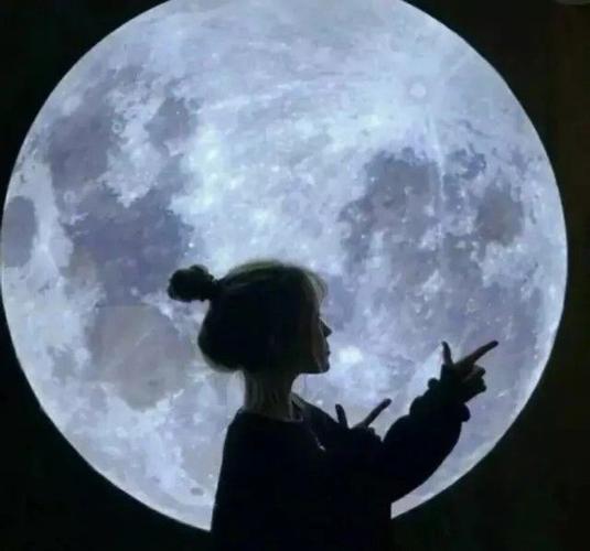 月球背景闺蜜头像(背景是月亮的闺蜜头像)