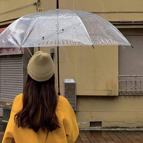 撑伞站在雨中的伤感情侣头像(在雨中撑伞的情侣头像黑色背景)