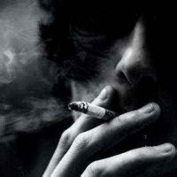 一个人孤单抽烟的微信头像男生