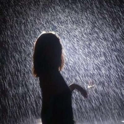 美女在雨中的头像(下雨女生背景头像)
