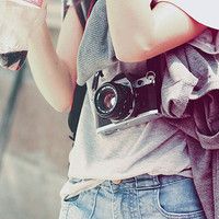 一个男的拿着相机的情侣头像(情侣头像女拿着书男拿着相机)