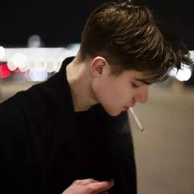 男生叼烟伤感头像真人