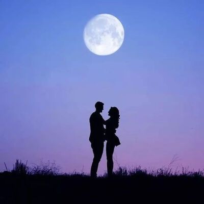 情侣头像星星月亮意境图片(以月亮为背景的情侣头像)