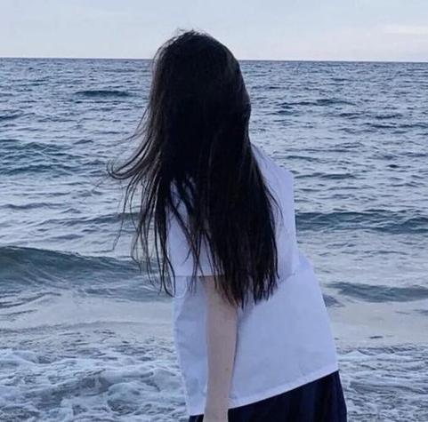 站在海边的女生背影头像(女生在海边蹲着的背影头像)