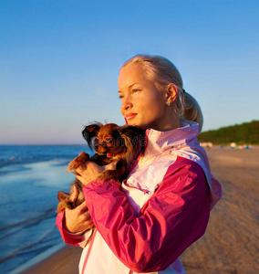 一个女孩和狗的在海边头像(一个狗和一个女孩背影头像)