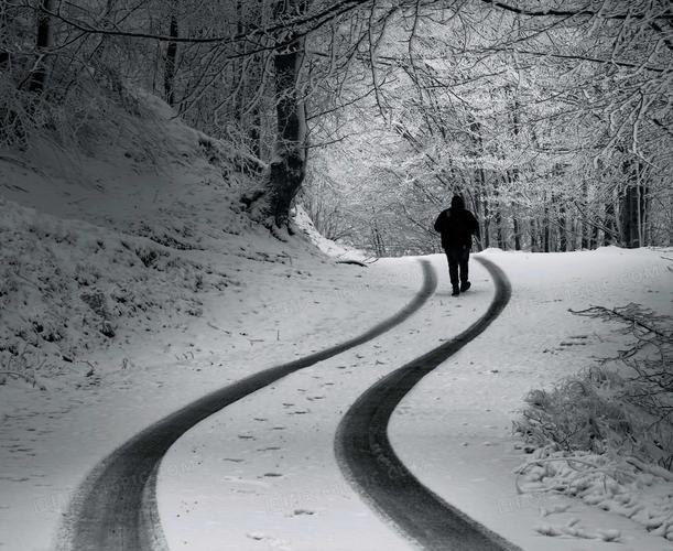 雪地里孤单走路头像(雪地张开双臂背影头像)