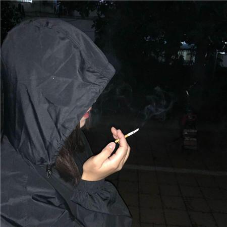 女生手拿烟的照片头像(手上拿烟女生头像清晰)