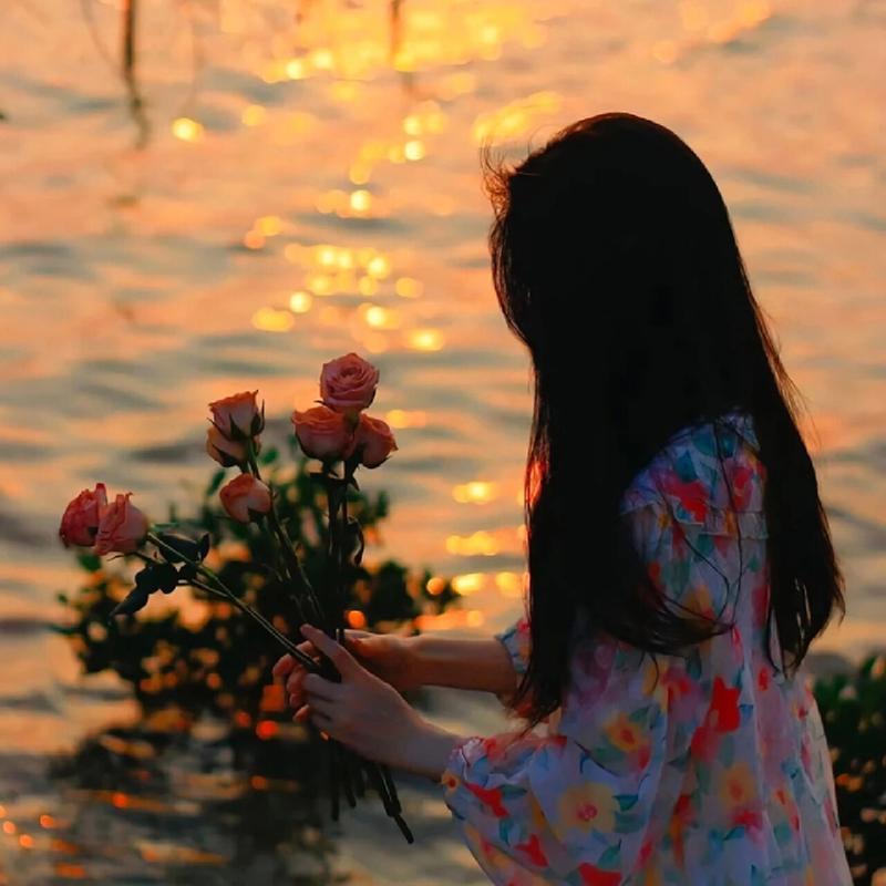 图片头像女生拿着花