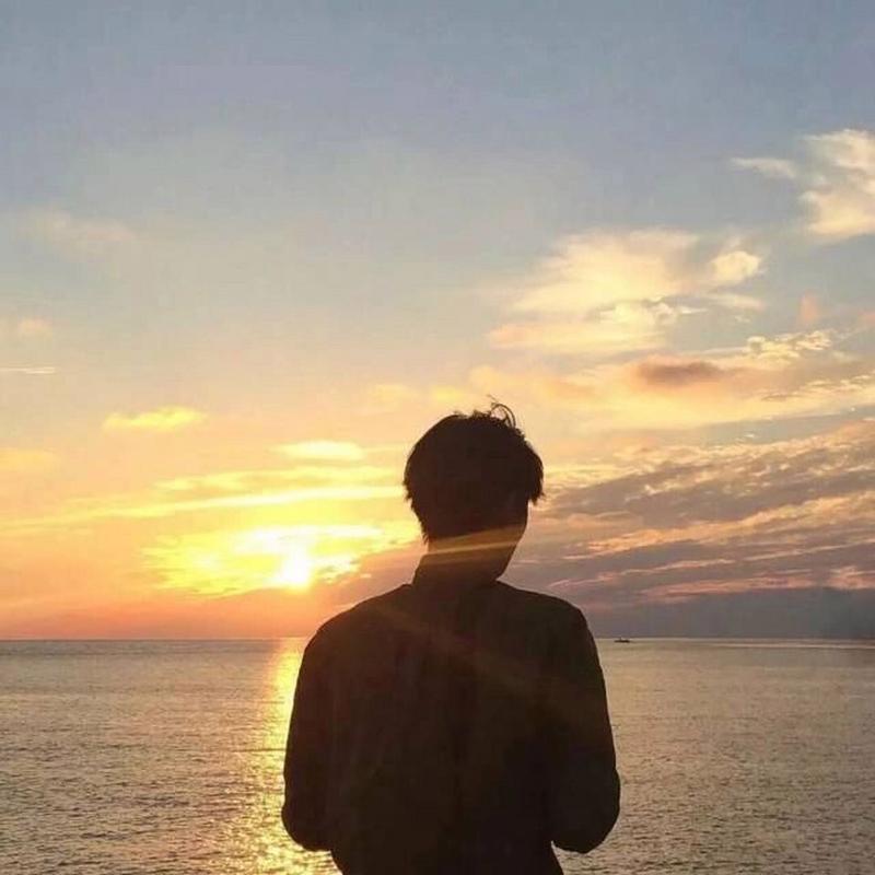 男生站在海边背影头像(孤独坐在海边的男生背影头像图片)
