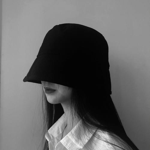 女生头像戴帽子黑白(黑白头像女背影戴帽子)
