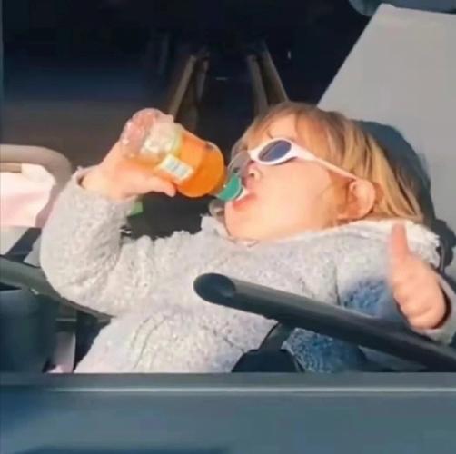 小女孩坐车里喝饮料头像(坐在车顶喝可乐小孩头像)
