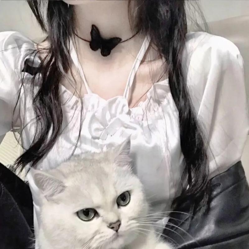 抱着猫的女生头像黑白照