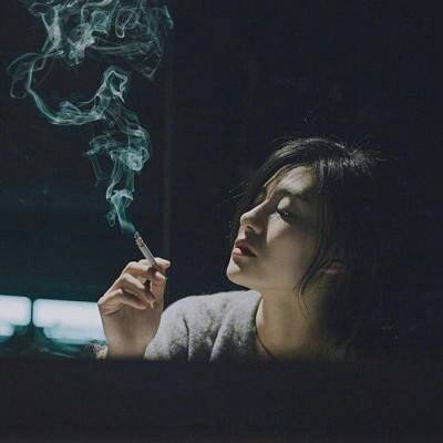 女生抽烟头像图片(抽烟的女生头像真人图片)
