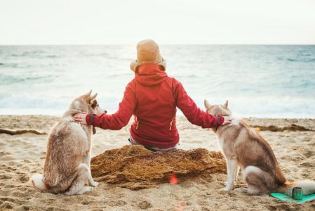 女生和两只狗狗背影头像(女生和狗狗的背影孤独头像)