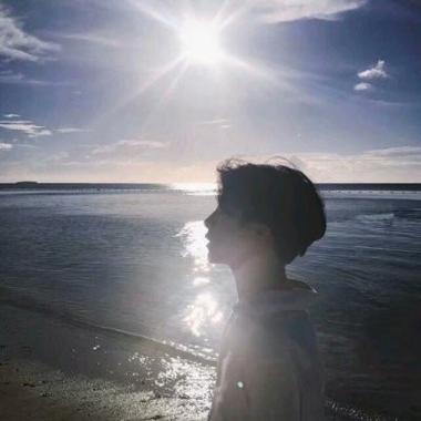 男生站在海边背影头像(孤独坐在海边的男生背影头像图片)