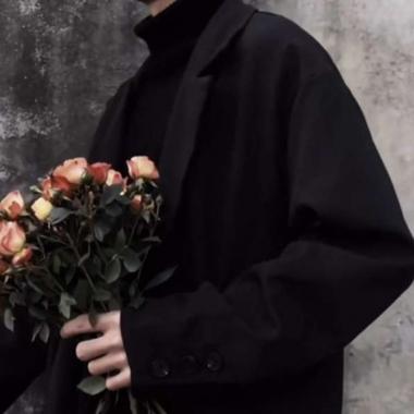 一个男的拿着鲜花的头像(男生拿着一支玫瑰的头像)