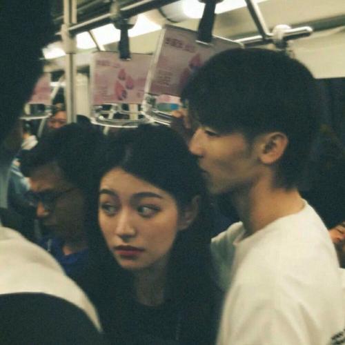 情侣头像真人在地铁(情侣头像地铁站相遇真人)