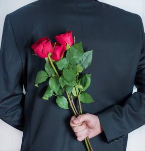 情侣头像男生抱着红玫瑰花实物图(情侣头像男生后背拿花双人)