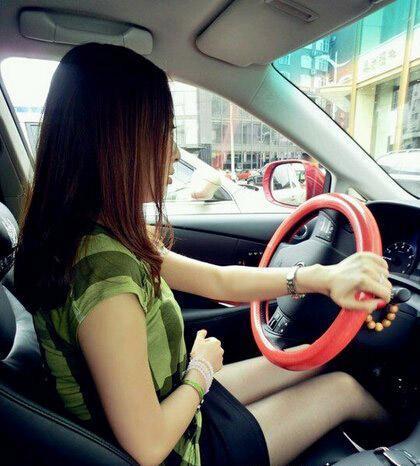 女生开车气质头像(女人开车微信头像图片)