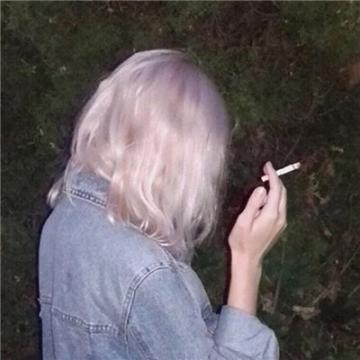 女生抽烟头像图片(抽烟的女生头像真人图片)