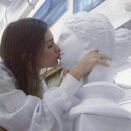 欧美与雕像亲吻头像(女生与石像接吻头像欧美)