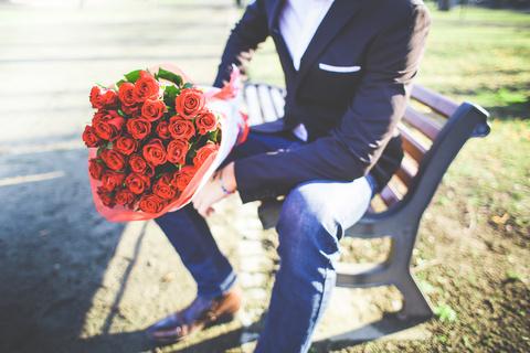 情侣头像男生抱着红玫瑰花实物图(情侣头像男生后背拿花双人)