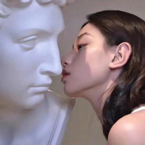 接吻雕像头像(亲吻雕像的女生头像)